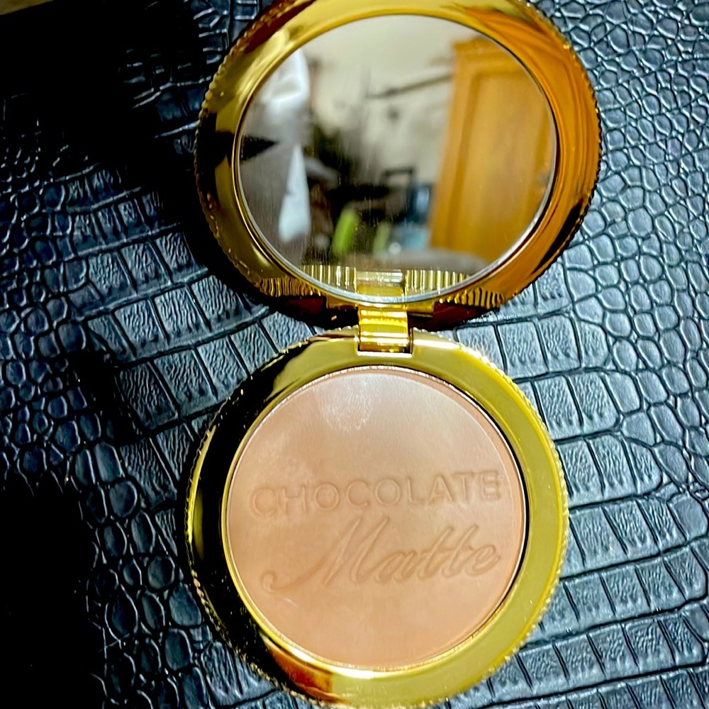 Longwear matte bronzer